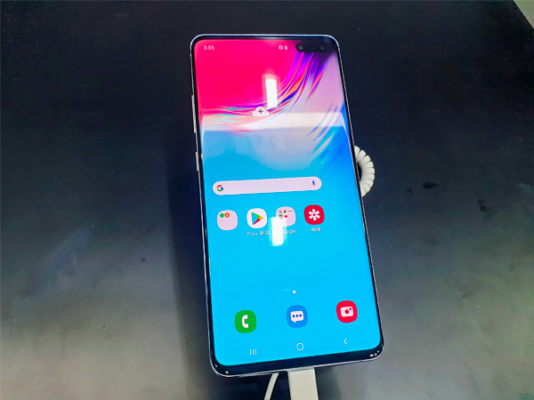 韓国・サムスン電子が発売した世界初の5Gスマホ「ギャラクシーS10 5G」(筆者提供)