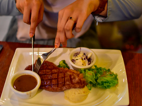 豪州牛のストリップロインステーキ(256グラム)。同店は豪州産牛肉とラム肉が人気で平均単価70~80MR(約1,750~2,000円)とリーズナブル。焼き加減はファヒムさんがウェルダン、シャザさんはミディアムレアを好む=同(ファヒムさん撮影)