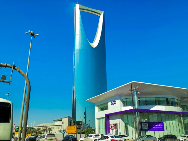 サウジアラビアを代表するランドマークのキングダムセンターと携帯電話キャリアの販売店=2019年12月、サウジアラビア・リヤド(筆者撮影、以下同)