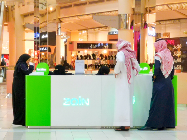 店員のサウジ人化政策が適用された携帯電話キャリアの販売店=2019年12月、サウジアラビア・リヤド