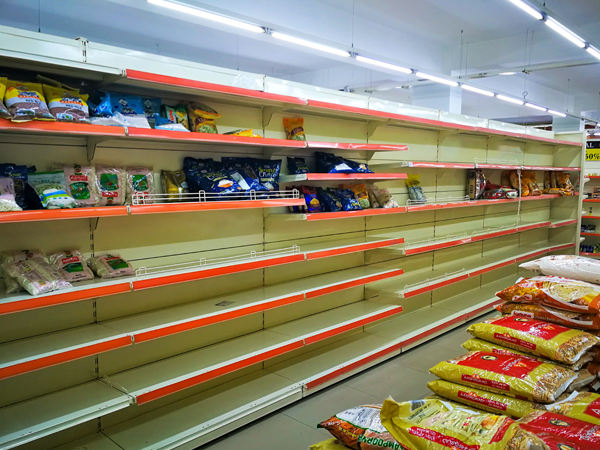３月27日、グルガオンの住宅街にある小規模なスーパーの棚には空きが目立った