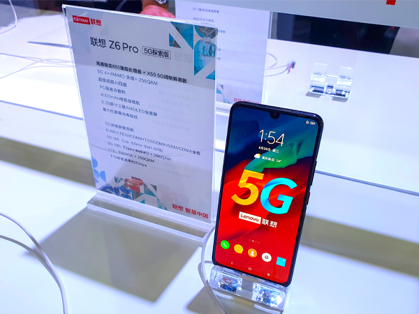 聯想集団が傘下企業を通じて中国・武漢市で製造した５Ｇスマホ ＝2019年６月、上海市