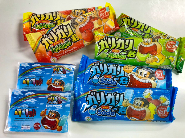 日本と同じく印象的な商品ロゴとキャラクター。いずれの味も3種類ずつのデザインを用意した(写真では2種類)。「年内を目途に新フレーバーの上陸も予定している」と現地展開を担うアークティックサン社の担当者=ミャンマー・ヤンゴン(アークティックサン社提供)