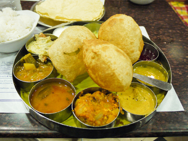 デリーにある「サラヴァナ・バーヴァン」の南インド・ミールス。デリーで食べられる数少ない本格南インドの味だ＝インド・デリー（筆者撮影）