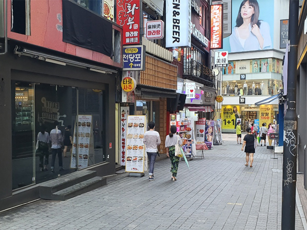 中国で開業30年の餃子店がテイクアウトを強化すると同時に、周辺マンション住民向けの出前食品の取り置き場としても活用してもらうことで商いを成功させている＝陝西省西安市（新華社）