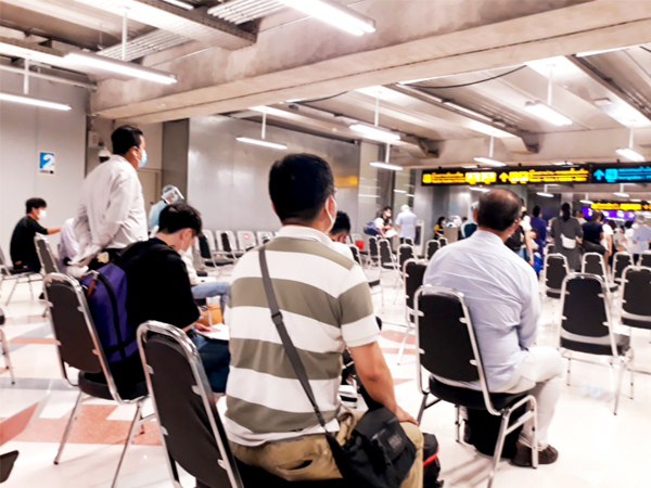 スワンナプーム空港に着くと、まず椅子に座って順番を待ち、入国許可証や健康証明書をチェックされた=8月7日、タイ・サムットプラカン県(NNA撮影)