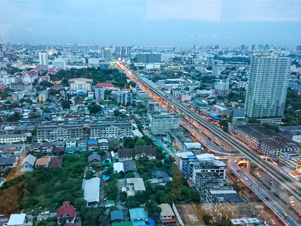 隔離生活の場となったホテルの部屋から見たバンコクの夕暮れ＝８月15日、タイ・ノンタブリ県（ＮＮＡ撮影）