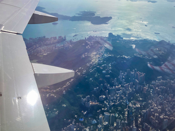遊覧飛行中に見えた香港島の高層ビル群＝同