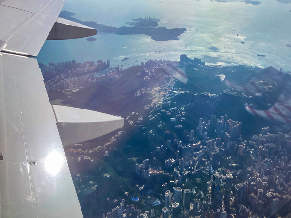 遊覧飛行中に見えた香港島の高層ビル群=同