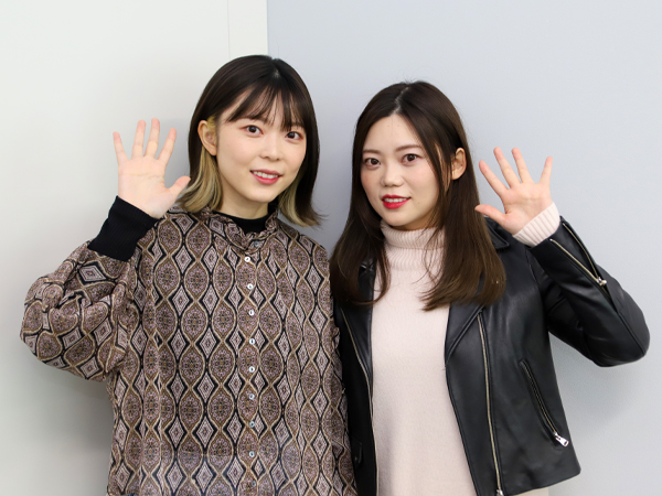 妹のしーちゃん(左)と姉のゆんちゃん(右)。日本在住歴はそれぞれ約20年と約18年。取材でもユーチューブと変わらぬ仲良しムードいっぱいだった2人。「ユニット名は他にもいろいろな案があったんですが、短い方が覚えやすということで『李姉妹』に」(ゆんちゃん)「無難にいこう、みたいな感じでした(笑)」(しーちゃん)(NNA撮影)
