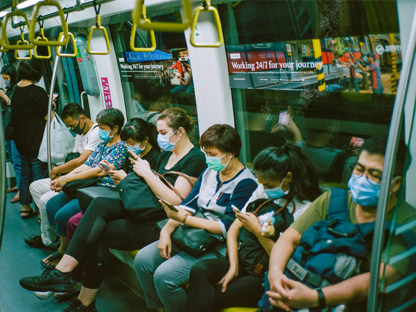 シンガポールの電車内の風景。新型コロナの予防として外出時はマスクの着用が義務付けられている＝シンガポール（Shawn Ang撮影／Unsplash）