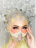 コロナ対策を考慮した新婦の婚礼衣装。マスクが似合うようにデザインに工夫が施されている（ハスタナ提供）