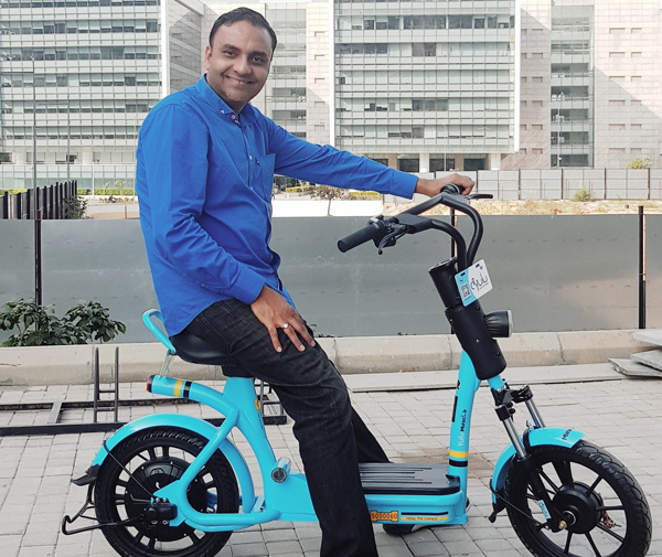 インドで二輪車シェアリングを手掛ける新興企業の代表格がユールー（Yulu）バイクス。自社の電動スクーターにまたがるアミット・グプタＣＥＯ（同社提供）