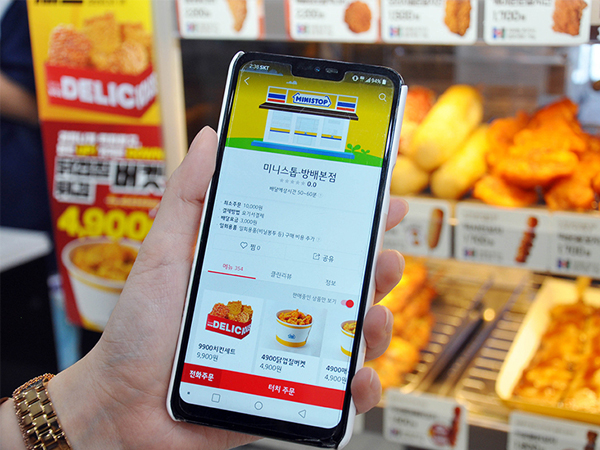 ミニストップは10月から、出前アプリ「ヨギヨ」を通じた商品の配達サービスを開始。フライドチキンなどファストフードを対象にし、他社との差別化を図る（韓国ミニストップ提供）