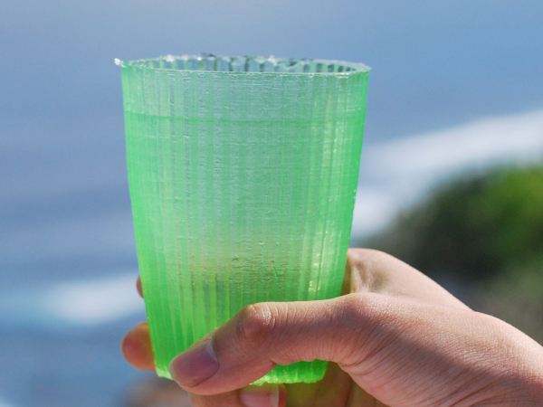 食べられるグラス「Ello Jello」(エヴォガイア・カルヤ・インドネシア提供)