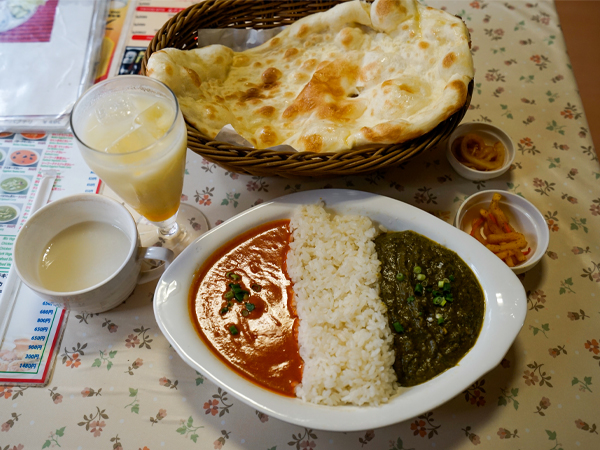 ギータの鮮やかな色味のコントラストが目を惹くギータの２色カレーセット、ナン付き。ナンと辛さが選べるカレーの組み合わせも今やすっかり定着した