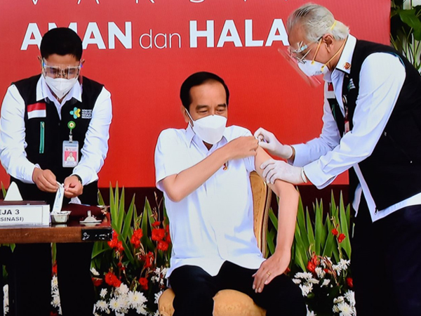 新型コロナワクチンの安全性を示すため、インドネシアでの接種第1号となるジョコ大統領(中央)=1月13日、インドネシア・ジャカルタ(インドネシア内閣官房提供)
