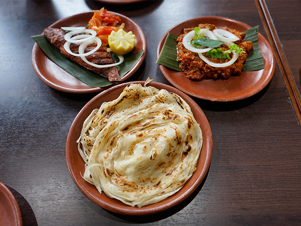 川崎「ケララキッチン」。ケララ州特産のテラコッタ(素焼き)製食器で提供されるのもうれしい