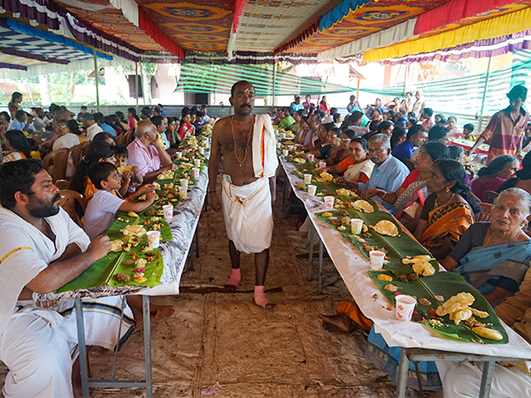 南インドのケララ州で行われたオーナムという祭礼での食事。バナナの葉に十数種類のおかずが盛られる