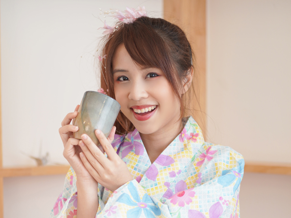 アニメソングのカラオケ大会で優勝経験を持つコスプレーヤー出身。アイドルのような華のあるルックスと、趣向を凝らしたファッションも人気の秘訣(びーむ先生提供)
