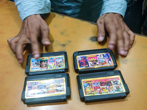 インド東部、コルカタ市の電気街で見つけた昔ながらの海賊版ゲームソフト（筆者提供、以下全て同）