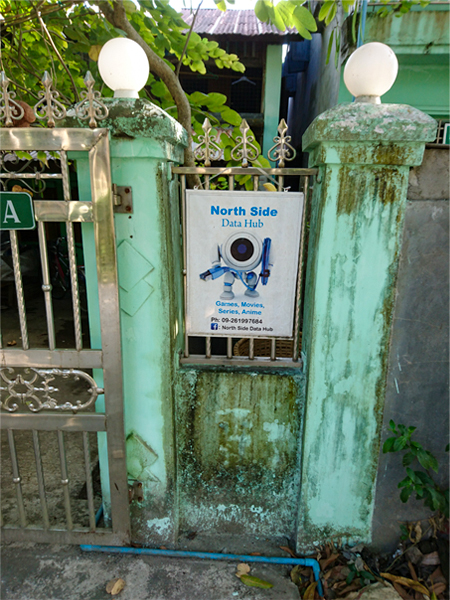 ミャンマーの住宅地で不審な看板を掲げた民家
