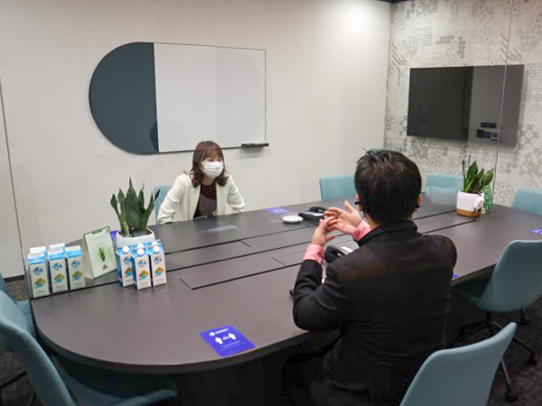 8人用会議室。ガラスで完全に仕切られており、会議の際はマイクとスピーカーを利用。空調システムも出張者用と居住者用の空間で分離=2月18日、シンガポール東部(NNA撮影)