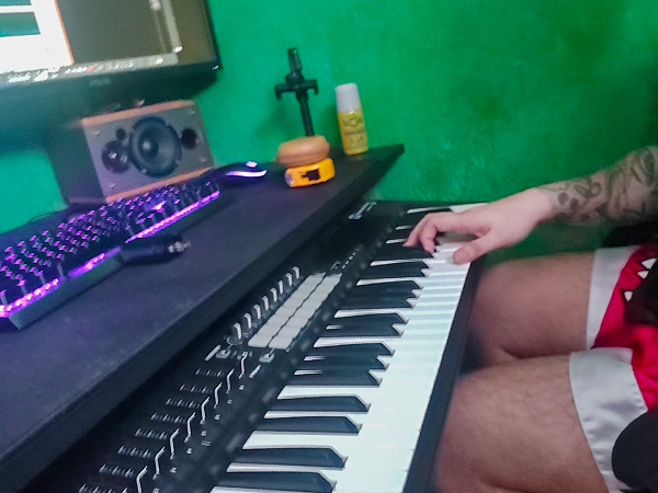 作曲の際に使用する打ち込み用のMIDIキーボードや周辺機器。パソコンはクリエーティブ関係者に人気の高性能CPU「Ryzen」搭載。機材は全て自腹で購入(同)