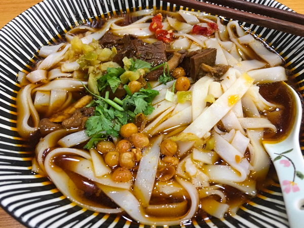 麺類などアジア料理の旨さは格別だ（写真は中国の刀削麺）