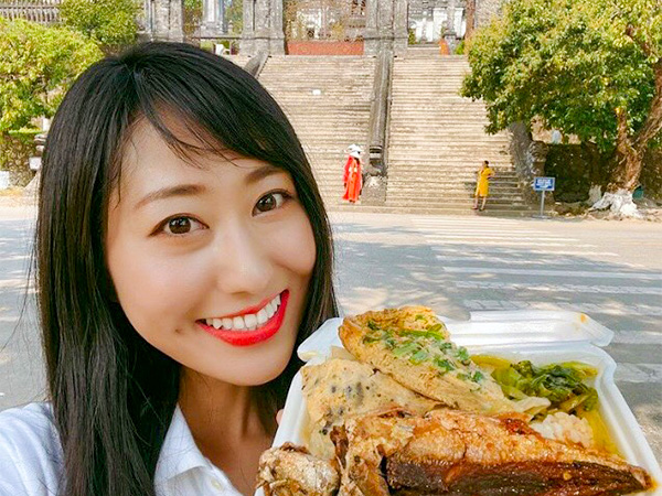 早稲田大学卒。学生時代から友人と共にウェブ系デザイン会社の経営に参加し、卒業後はフリーでデザインのディレクション業務などに携わる。「先入観なく楽しんでもらう意味も込めて、年齢は非公表にしています」(写真はちかさん提供)