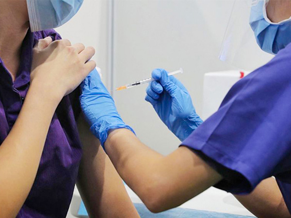 シンガポールでは、新型コロナウイルスワクチンの接種が開始されて以来、深刻な副反応の事例も報告された（PHOTO: ST FILE）