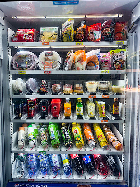 ペットボトル入りのお茶(25バーツ=約87円)、おにぎり(27バーツ)、アイスコーヒー(39バーツ)などが、店舗と同じ価格で販売されている(NNA撮影)