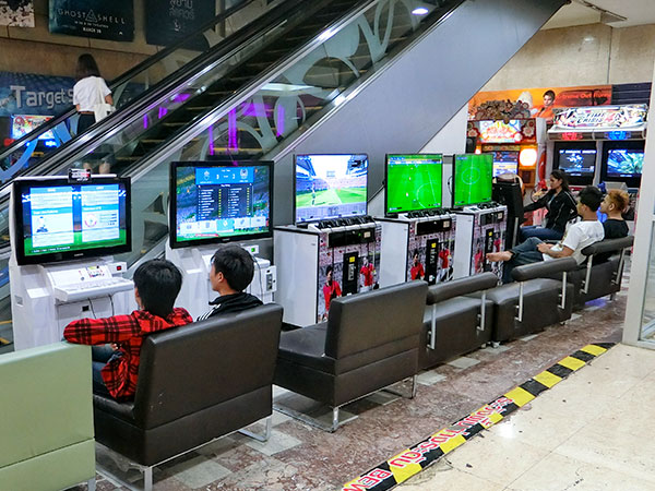 タイのサッカーゲームコーナー。東南アジアや中東ではサッカー専門のゲームカフェを見掛ける（筆者提供）