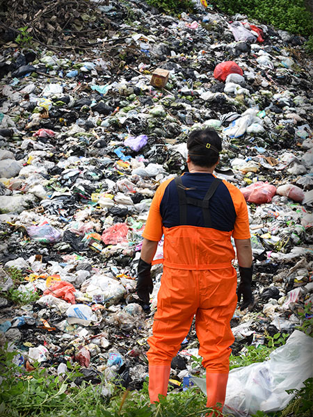 ユニ・チャーム・インドネシアは、第３工場のある東ジャワ州モジョケルト県で、大量のごみが不法投棄された河川の清掃を実施した（ユニ・チャーム・インドネシア提供）