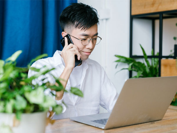PCに向かって仕事をする中国人男性。アジア各国での在宅勤務もすっかり常態化し、良し悪しがみえてきた