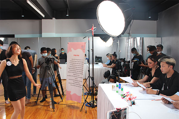 ヤンゴン市内のスタジオで行われた初の審査会の様子。プロジェクトに賛同したロート製薬の現地法人が審査会をスポンサー支援している＝９月26日、ミャンマー・ヤンゴン（ＮＮＡ撮影）