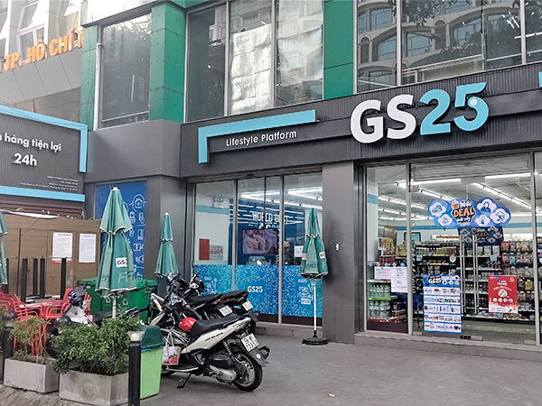 ＧＳリテールの「ＧＳ25」はベトナムで100店舗を運営。先行する日系コンビニを追う＝ベトナム・ホーチミン（ＮＮＡ撮影）