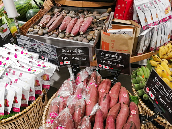 スーパーマーケットの青果売り場に並ぶ日本産サツマイモと焼き芋＝タイ・バンコク（ＮＮＡ撮影）