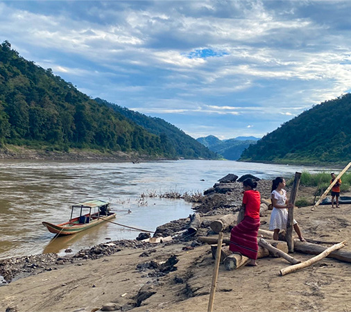 サルウィン川のミャンマー側。向こう岸はタイ＝21年11月、ミャンマー（筆者提供）