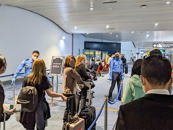 スカルノ・ハッタ国際空港の到着ロビーの様子。書類審査のカウンターが設けられ、入国者は列になってチェックを受けた＝１月７日（ＮＮＡ撮影）