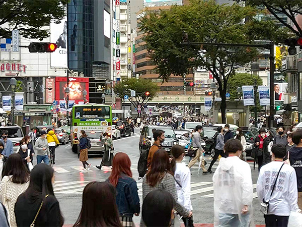 新型コロナ禍の中、海外から久しぶりに一時帰国する日本人駐在員にとっては、日本の見慣れた風景も新鮮に映るもの＝2021年10月17日、東京・渋谷（NNA撮影）