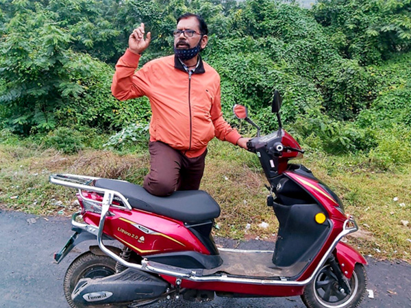 電動スクーターを購入したばかりと語ったイエナ氏=インド東部オリッサ州(NNA撮影)