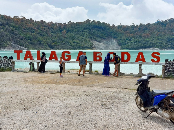 インドネシアの西ジャワ州ガルットにあるタラガボダス火口湖。湖畔には小さな温泉があり、水着着用の上で入ることも可能（ＮＮＡ撮影）