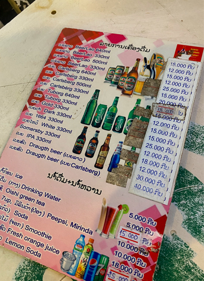 ビエンチャン市内のレストランのメニュー表。水は5,000キープ。茶飲料、清涼飲料水、ジュースはそれぞれ１万～１万8,000キープ＝8月27日（筆者提供）