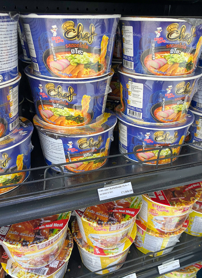 ビエンチャンのスーパーマーケット。「ほっかいどう味噌」と日本語で表記された即席カップ麺。売価１万7,000キープ＝8月27日（筆者提供）
