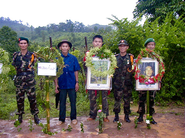 ミャンマーのカレン軍で毎年８月に行われる戦没者慰霊式典（第５旅団）のセレモニー。花輪を掛けた竹のくいは、戦没した外国人兵士たち一人一人のために作られた式典用の簡易墓標（筆者提供）