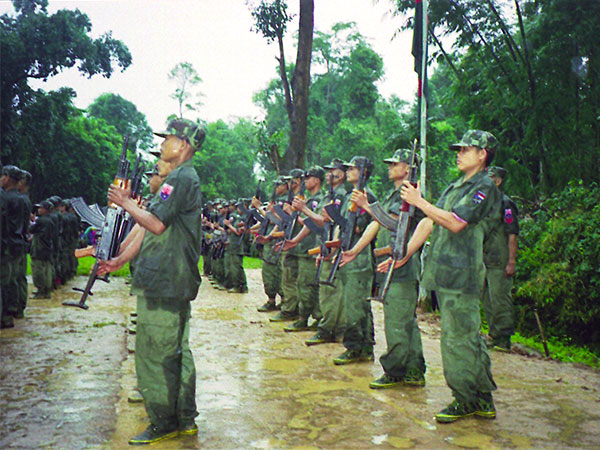 亡くなった兵士に弔意を示す「ささげ銃」の姿勢をとる、ミャンマーのカレン軍(筆者提供)