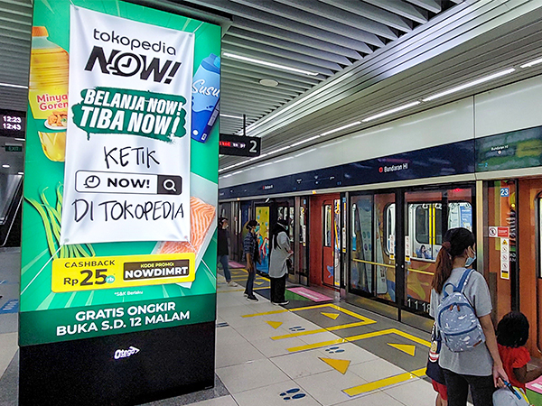 ジャカルタの都市高速鉄道(MRT)駅構内に設置された「トコペディアNow!」の電子広告=ジャカルタ(NNA撮影)