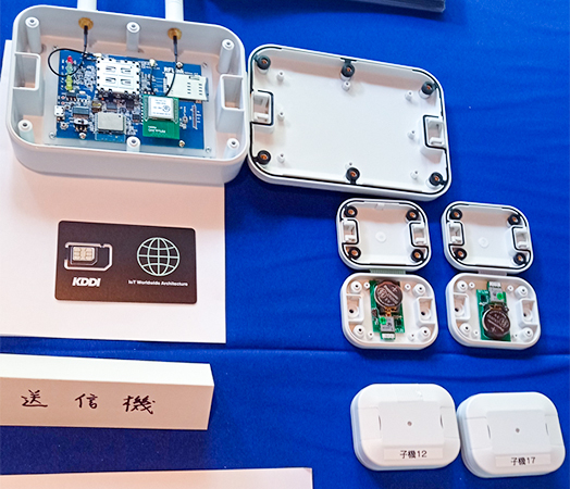 実証事業では「ZigBee タグ」と呼ばれる機器を使って定期的に冷温箱内の温度などのデータを取得。リアルタイムで発信が可能なほか、内蔵メモリーにも保存され、通信環境のない場所でも記録を保持できる(NNA撮影)