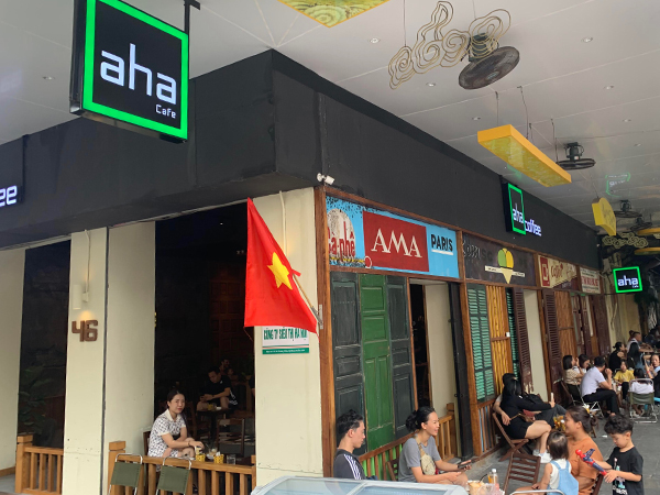 ハノイを中心に店舗網を拡大するAHAカフェ=9月24日、ハノイ